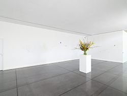 Quentin Derouet J'aime jouer avec les fleurs et vous, 2012-2022 Bouquet de fleurs de saison, dimensions variables Vue de l'exposition de la collection « Le genre idéal », MAC VAL 2025 Photo © Aurélien Mole